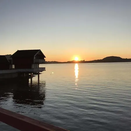 Vikaneset Havhotell بيت خشبي 3*